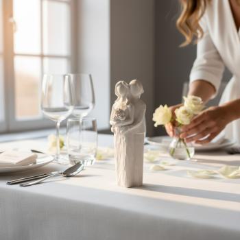 Handgegossenes Raysin‑Brautpaar in matter, weißer Optik, ca. 13 cm hoch.